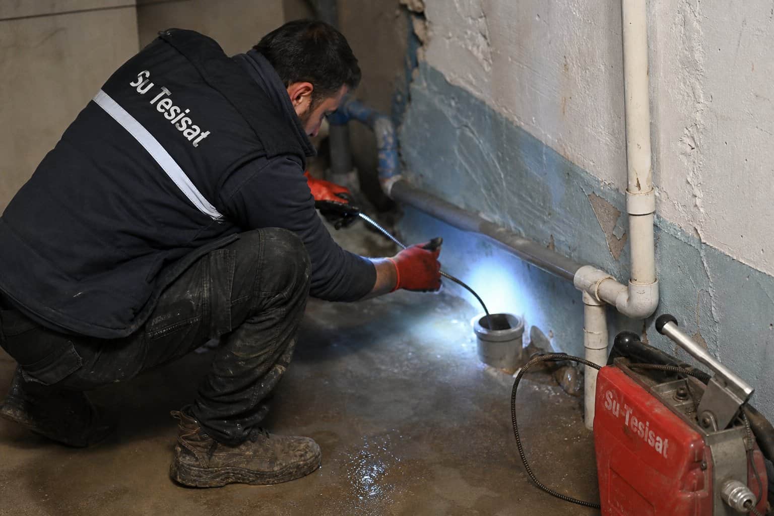 Bodrum ve ortak kullanım alanında tesisat çalışması