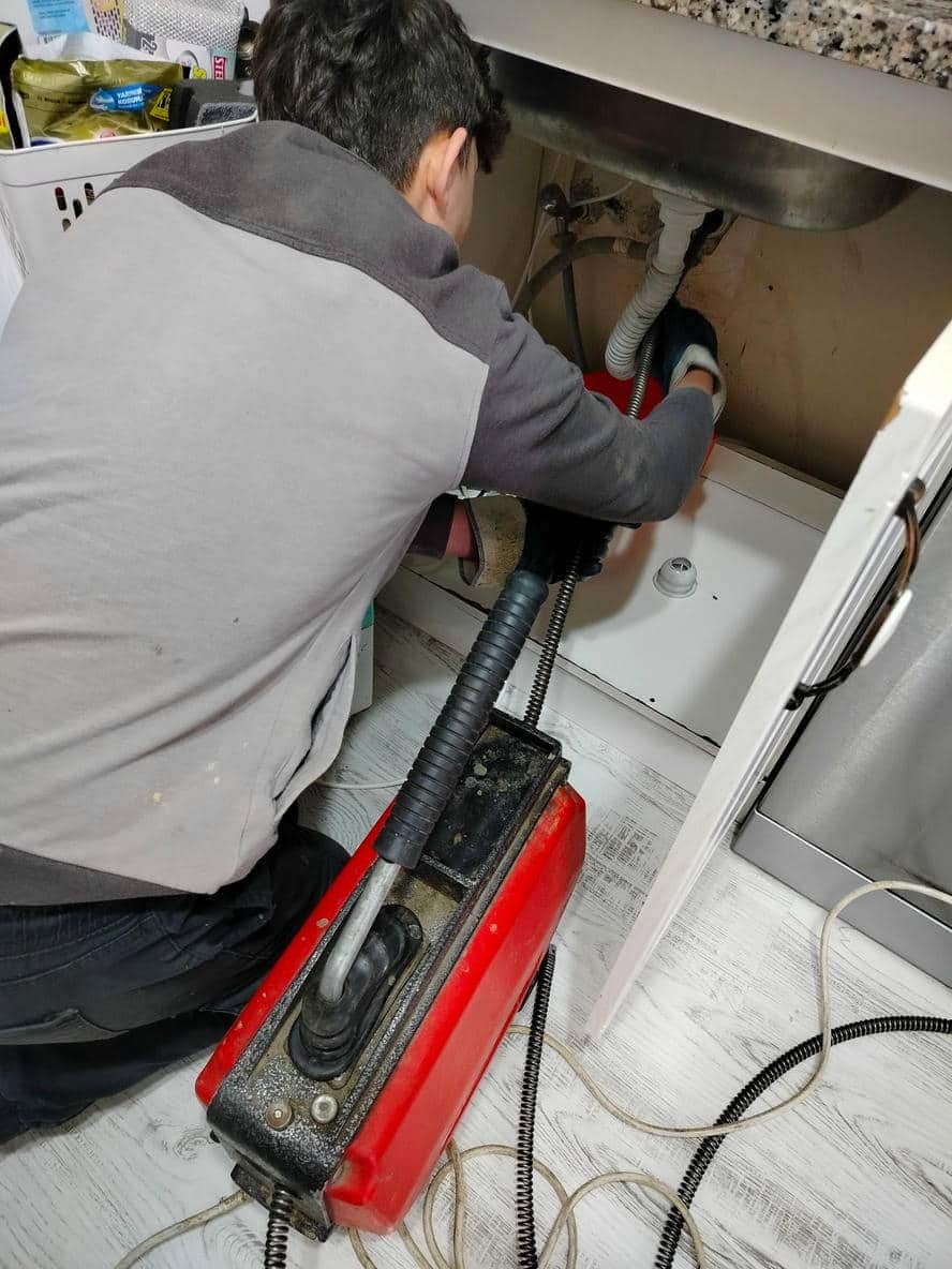 Tesisat bağlantısı üzerinde çalışan servis ustası